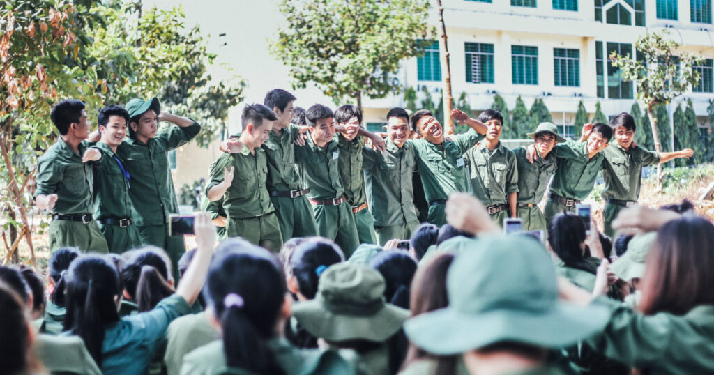 Mùa Quân Sự Xanh Mát Cả Một Khoảng Trời Sinh Viên